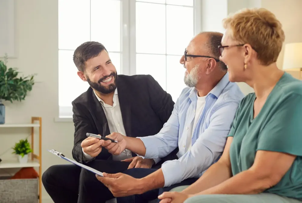 Couple avec homme qui sourit